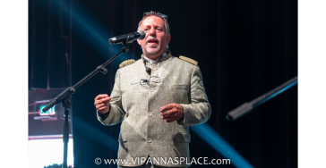 Steun de "zingende ober" i.s.m. BV de Entertainer.