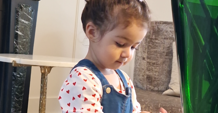 Dochtertje van 1.5jaar moet een vaas terugbetalen