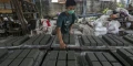 melihat pembuatan paving block berbahan sampah plastik