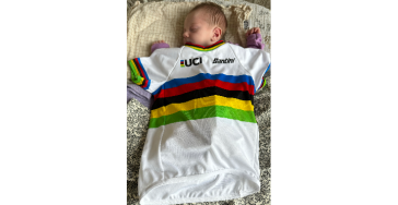 Remy & Lotta helpen een oud klasgenoot de racefiets op ?‍♀️