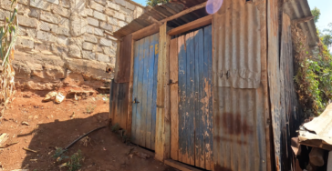 Toiletgebouw voor de kinderen van St Juliet in de sloppenwijk van Nairobi.