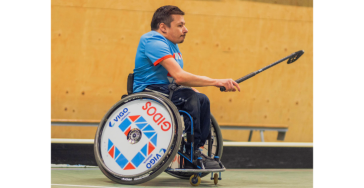Steun rolstoelhockeyer aan nieuwe sportrolstoel