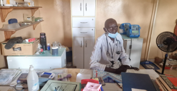 Een motorfiets voor dokter Gibbou in Gambia