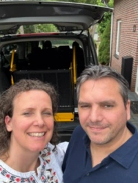 rick en leonie met rolstoelbus