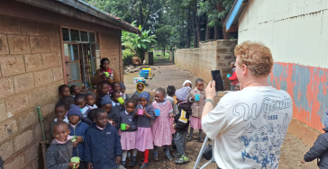 Mensen en kinderen helpen in Kenia❤️