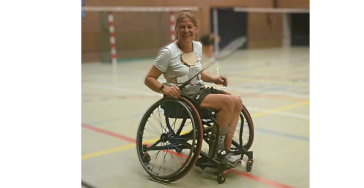 Een badminton sportrolstoel
