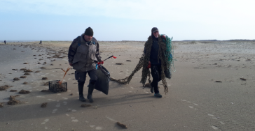 Ondersteun de vrijwilligers het strand schoon te maken!