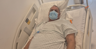 Mijn vader vecht voor zijn leven. Ik vecht zodat geld zijn behandeling niet