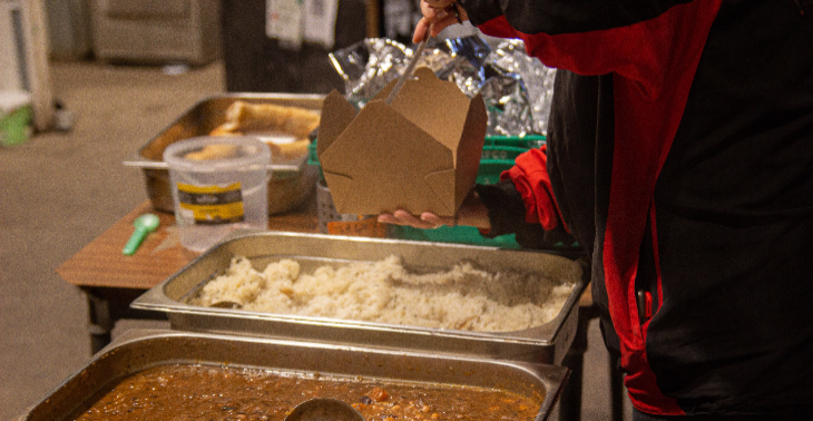 Des repas chauds pour les camps de migrant.es de Grande Synthe!